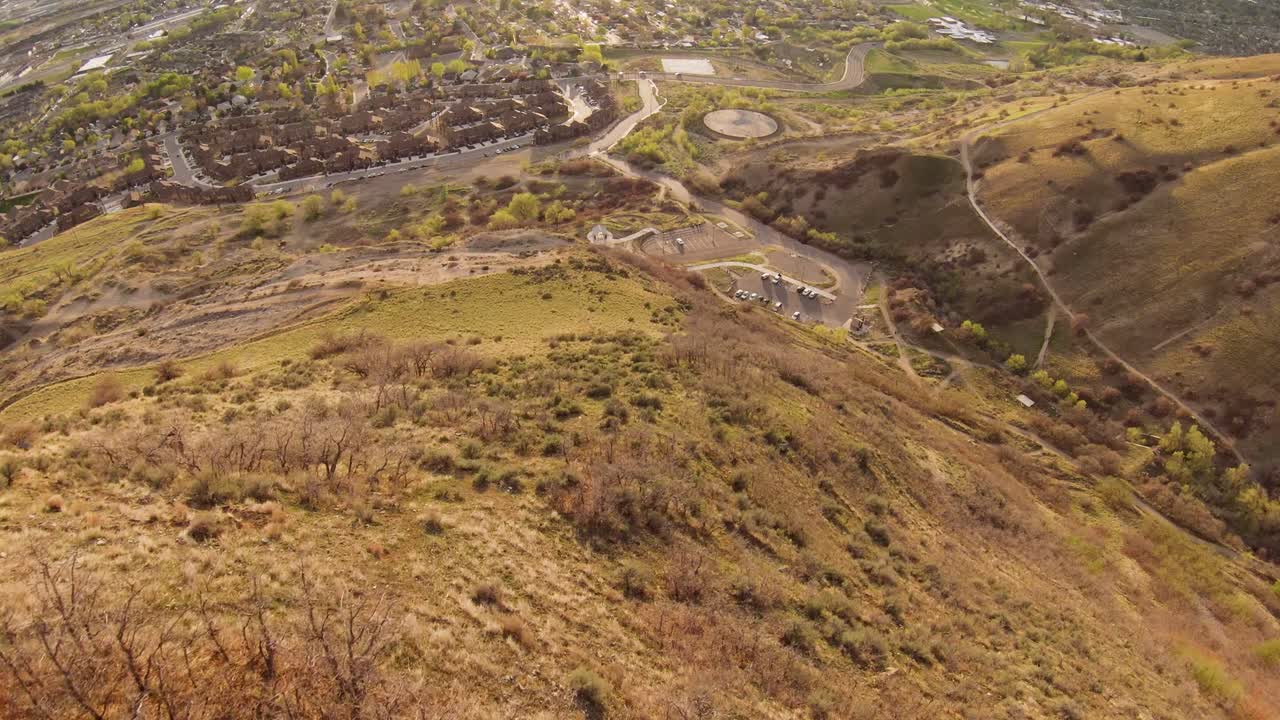 красивый вид, медленно спускающийся по вершине горы в парке слейт каньон с прово на заднем плане с удивительными цветами