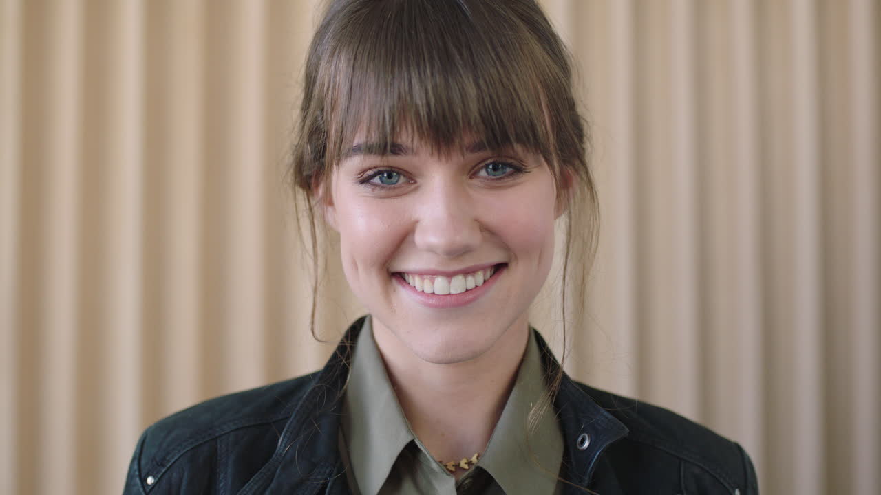 retrato de una joven hermosa mujer amigable sonriendo alegría satisfacción mirando a la cámara positiva mujer caucásica