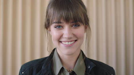 Retrato-De-Una-Joven-Hermosa-Y-Amigable-Mujer-Sonriendo-Alegre-Satisfacción-Mirando-A-La-Cámara-Mujer-Caucásica-Positiva