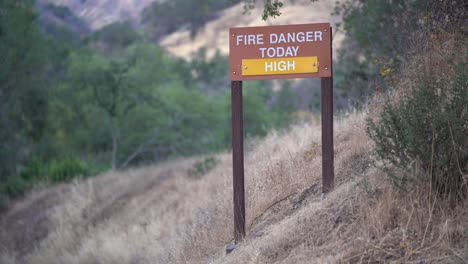 Señal-De-Advertencia-De-Peligro-De-Incendios-Forestales-Junto-A-La-Carretera-En-California,-Plano-Medio