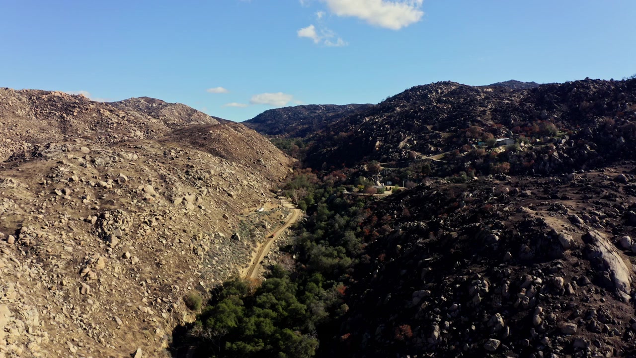 Veduta aerea che mostra una località danneggiata da un incendio boschivo a San Bernardino, California.