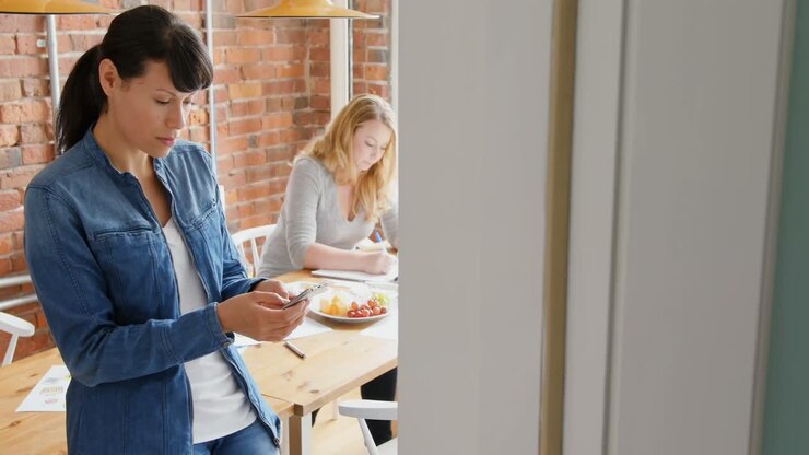 Donna d'affari che usa il telefono cellulare 4k