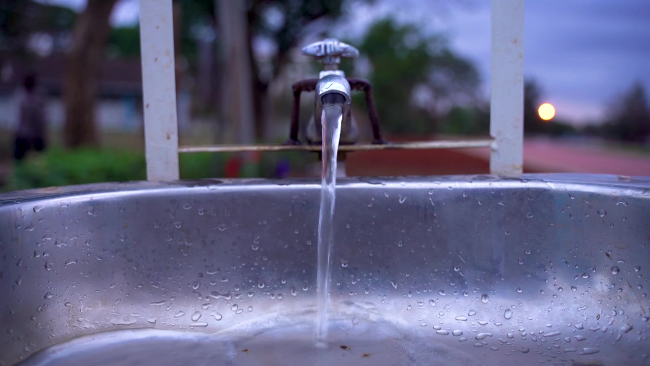 ACQUA CHE SCORRE DA UN RUBINETTO