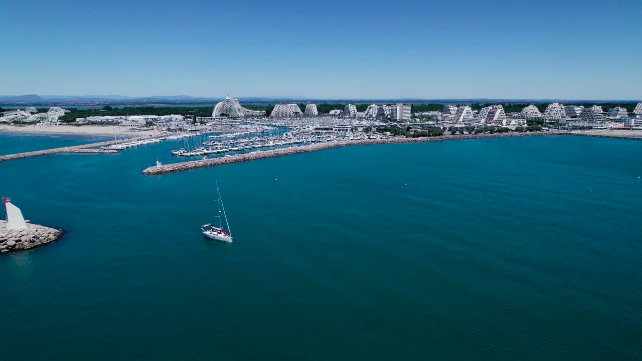 멋진 항구를 열대 바다로 떠나는 범선의 공중 추적 샷