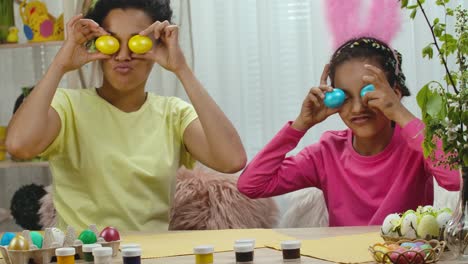 madre e hija pintando huevos de pascua