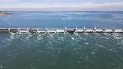 Weite-Panorama-Luftaufnahme-über-Das-Deltawerk-Mit-Den-Riesigen-Wasserschleusen-An-Der-Oosterschelde-In-Der-Nähe-Von-Zeeland-In-Den-Niederlanden