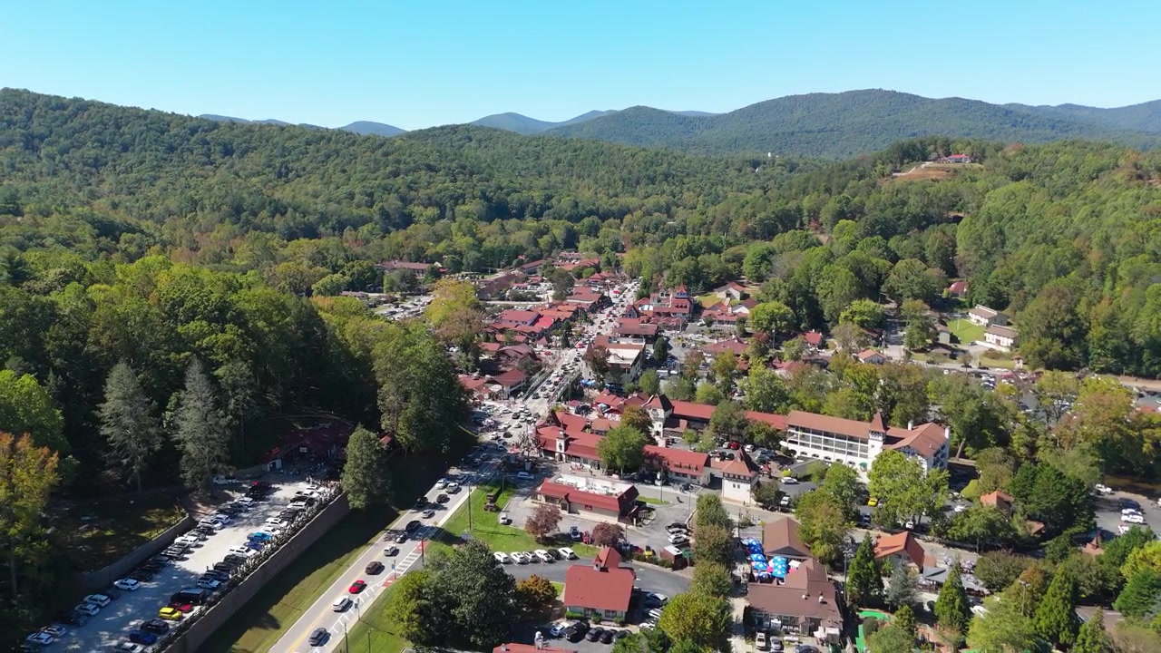 Záběr dronem oddalující se od Helen, Georgie, v říjnu 2024