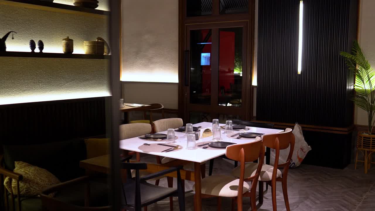 세련되고 밝은 식당의 앞면 광장