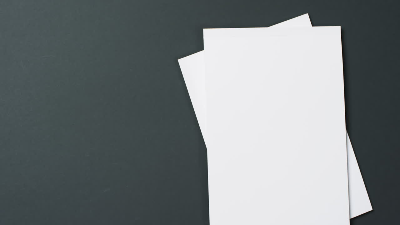 video de libros con páginas en blanco y espacio de copia en fondo negro