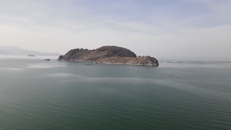 isla en el medio del lago