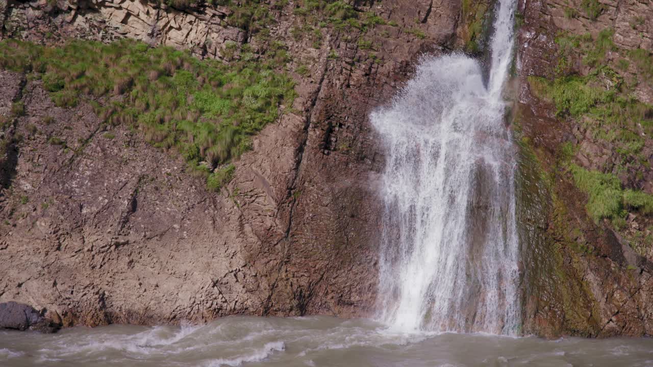 agua cayendo en el río