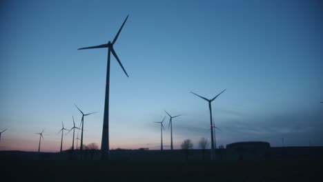 Many-wind-turbines-rotating-in-the-evening