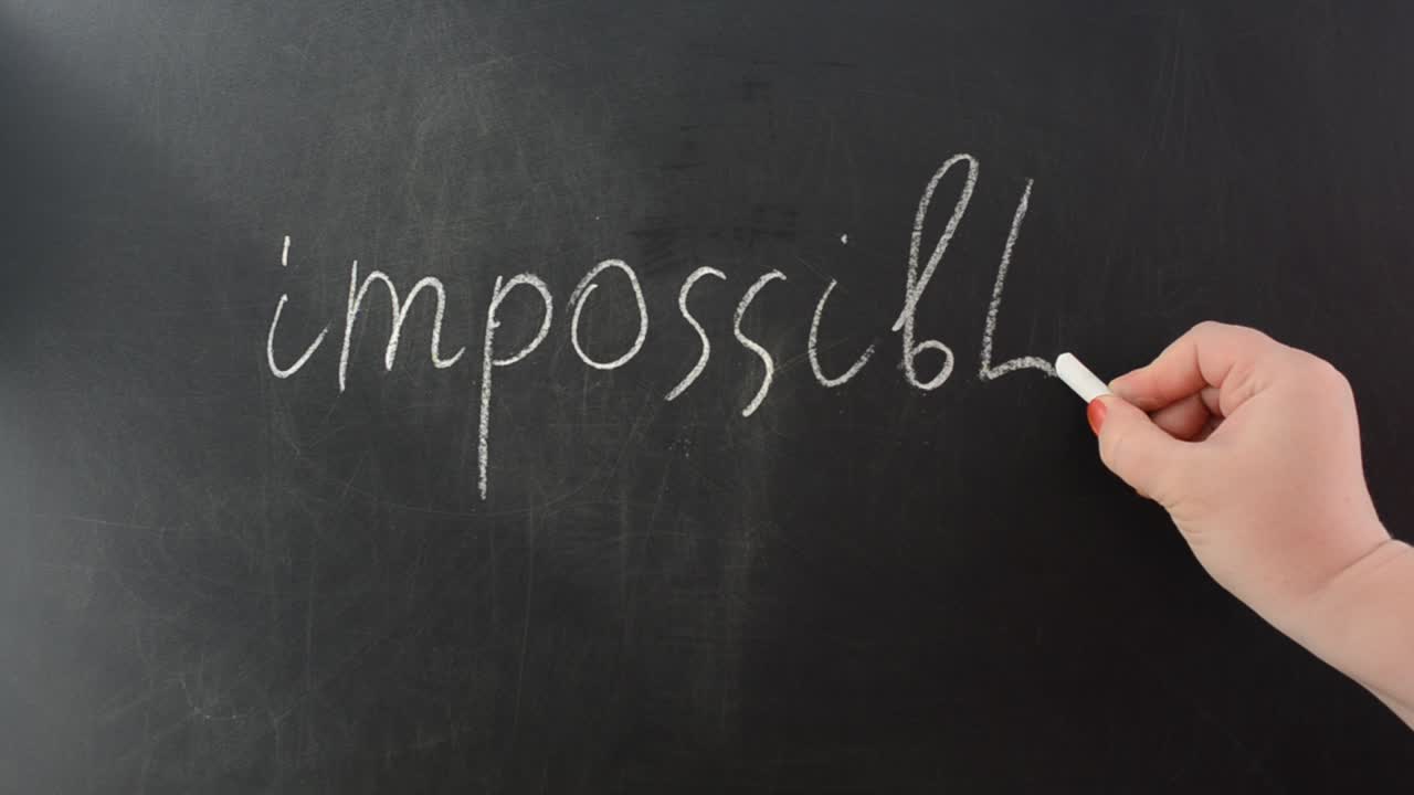 La parola impossibile si trasforma in forse. Scriviamo un'iscrizione su una lavagna.