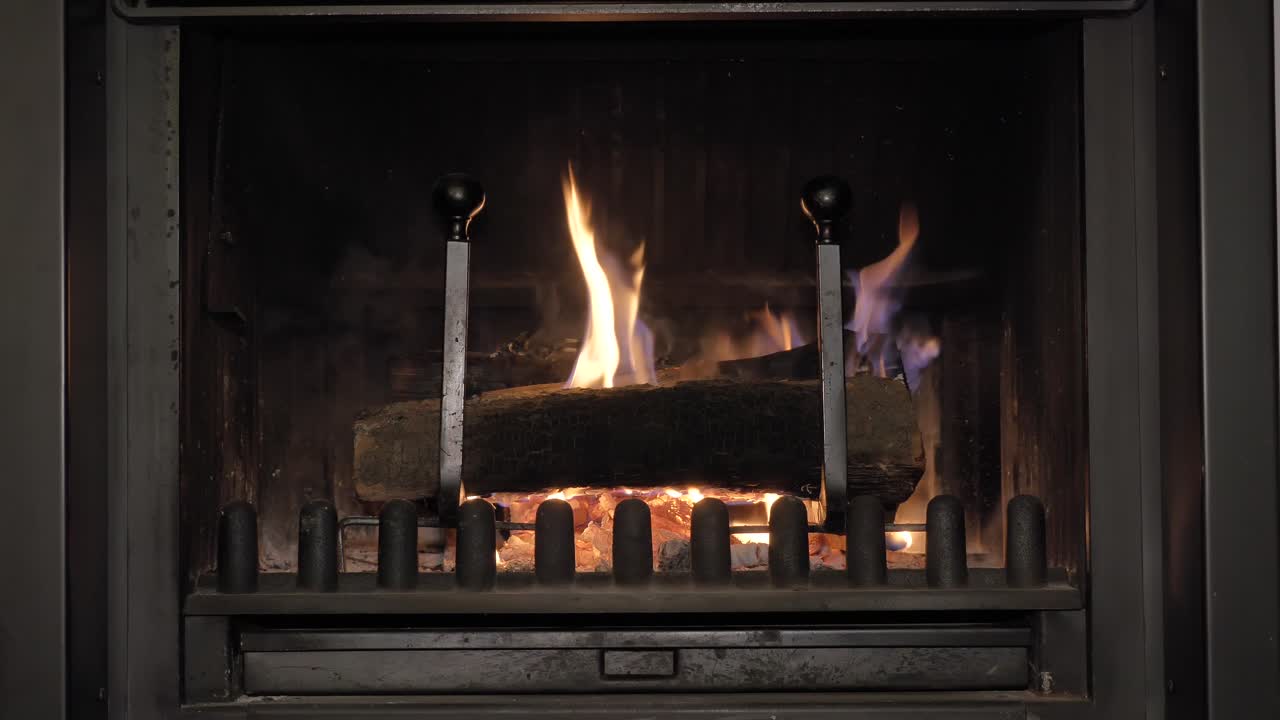 벽난로나 치미네아에서 나무 통나무를 태우고, 아늑한 집 장면