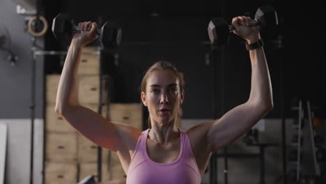 Entrenamiento-Cruzado-En-Un-Gimnasio