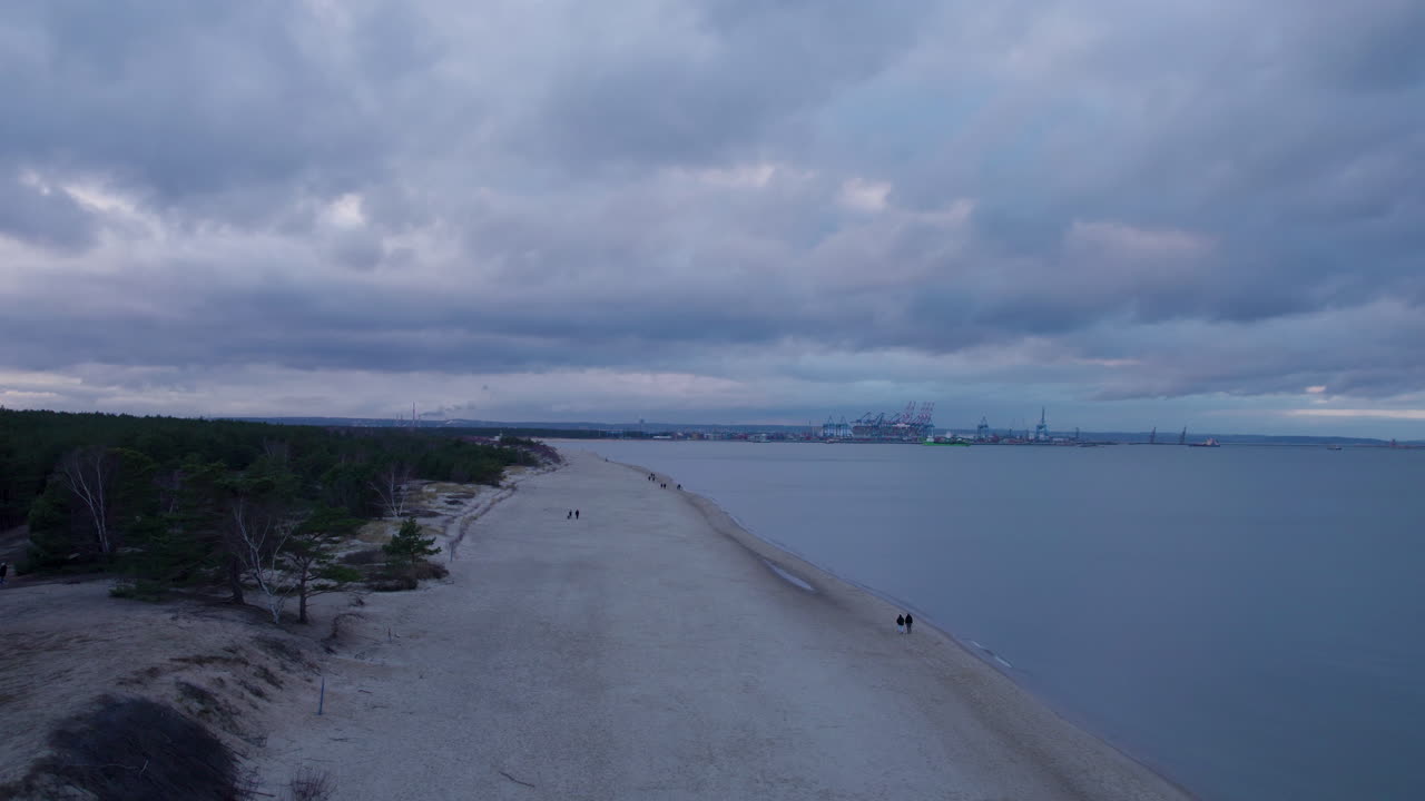 serenidad en la playa de arena durante la puesta de sol cerca de górki zachodnie, costa báltica, gdańsk, polonia