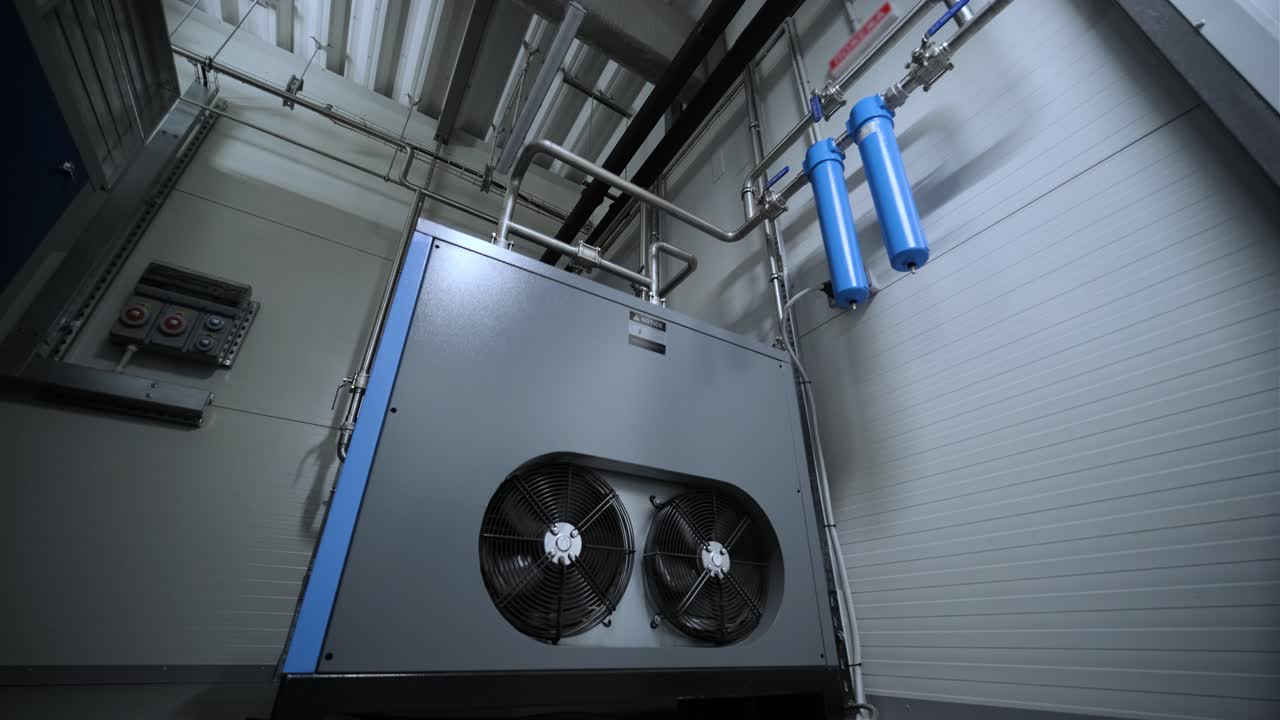 chiller interior industrial y caldera hvac calefacción ventilación sistema de aire acondicionado y línea de tuberías de construcción industrial en el sistema de la sala de bombas de caldera en la fábrica