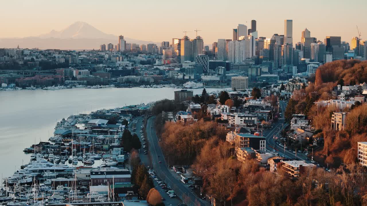 Seattle hehkuu varhaisessa aamunvalossa Lake Union -järven rannalla auringonnousun aikaan.