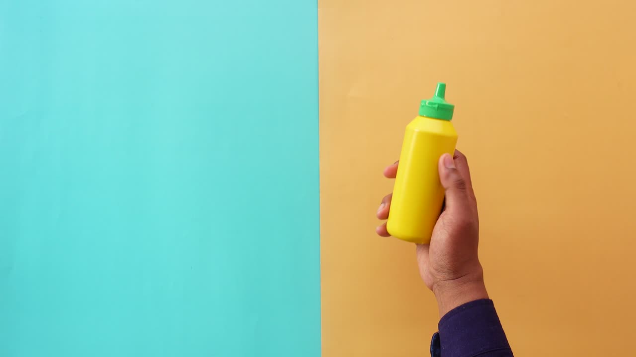 겨자 병 을 들고 있는 손