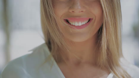 hermosa mujer sonriendo y soplando un beso