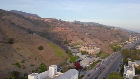 Luftaufnahme-über-Die-Pacific-Coast-Avenue,-Malibu,-Kalifornien