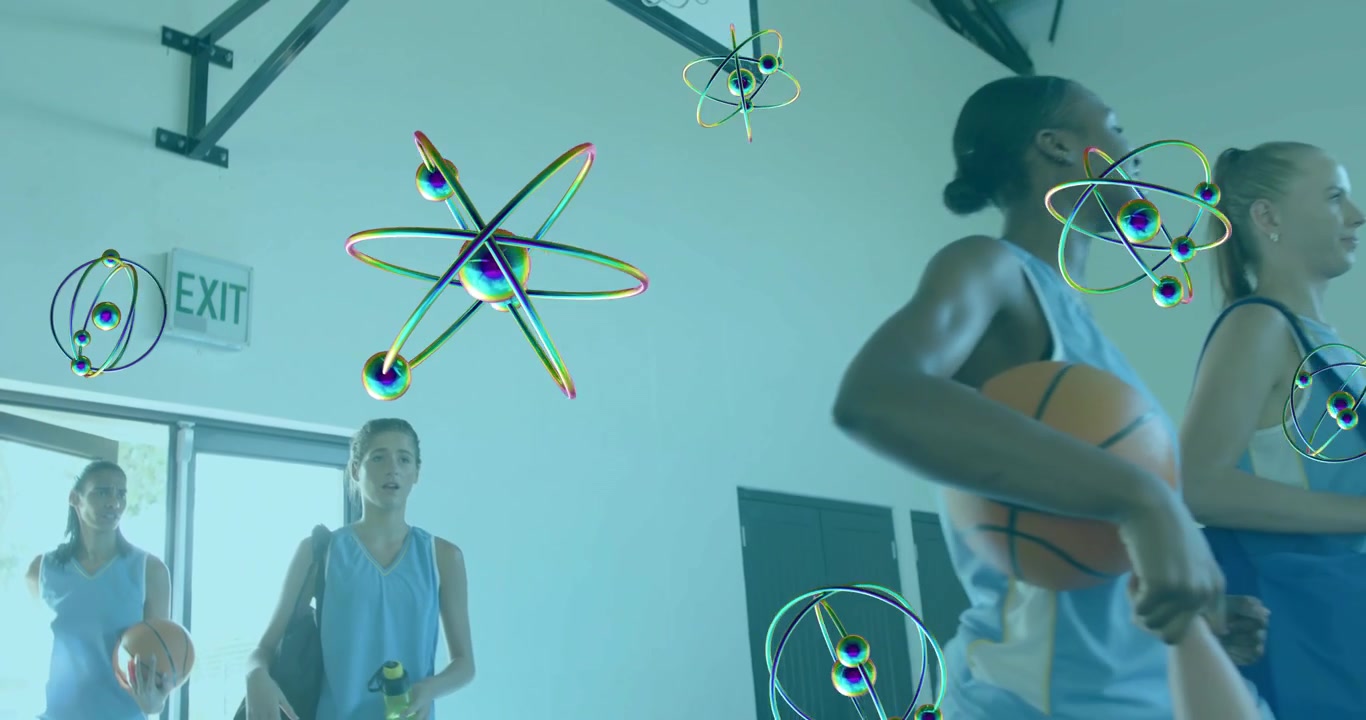 Aprendo la porta d'uscita, compagni di squadra di basket che camminano e chiacchierano tenendo palloni e borse dopo l'allenamento
