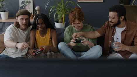 amigos jugando videojuegos juntos