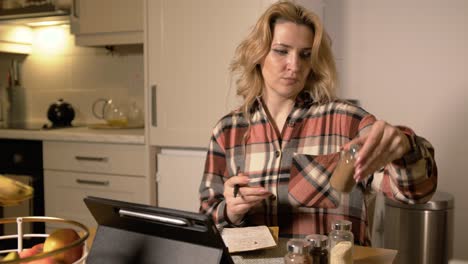 mujer haciendo una lista de comprobación de condimentos y especies