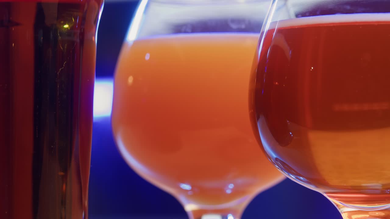 primer plano de cervezas coloridas en vasos