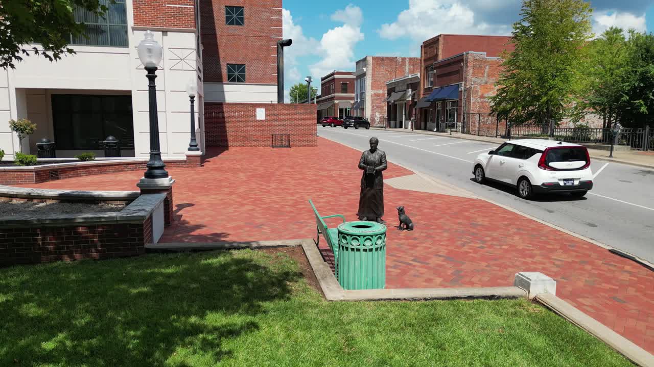 una foto de lenora witzel en el centro de clarksville, tennessee.