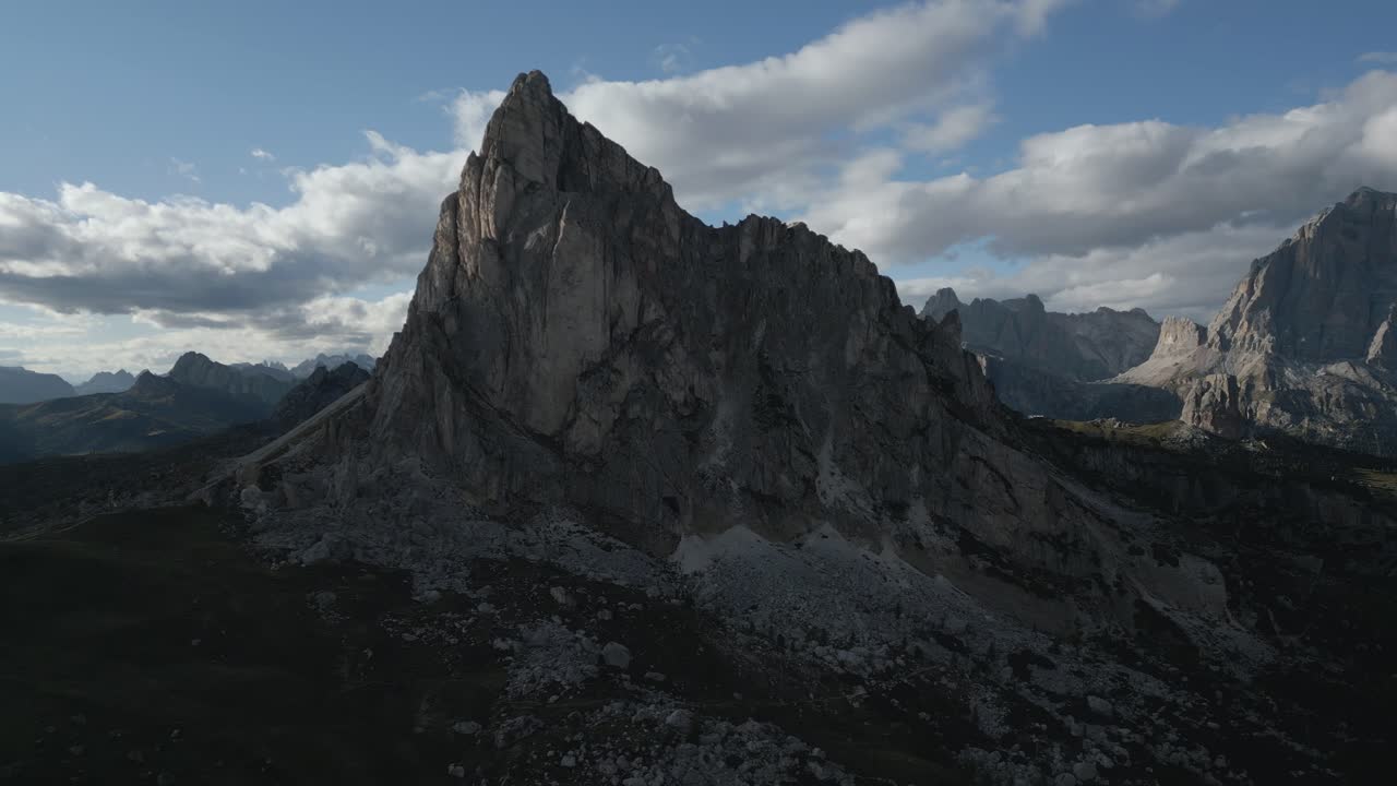 Filmato drone sulle Dolomiti in Italia-8.