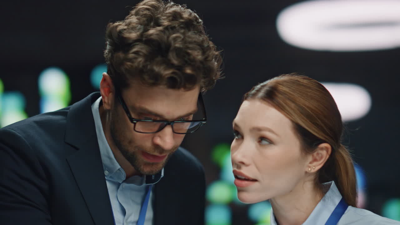 los especialistas del centro de datos sonrientes hablan teniendo discusión de noche cerca de la granja de servidores