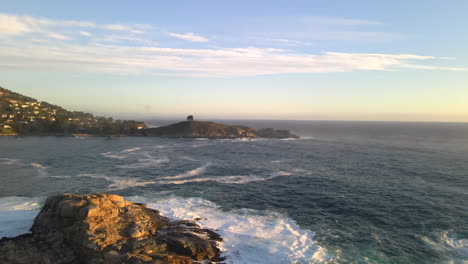 Antenne---Sonniger-Cerro-De-La-Cruz,-Zapallar,-Valparaiso,-Chile,-Weit-Nach-Vorne-Geschossen