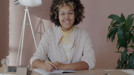 mujer joven estudiando en casa