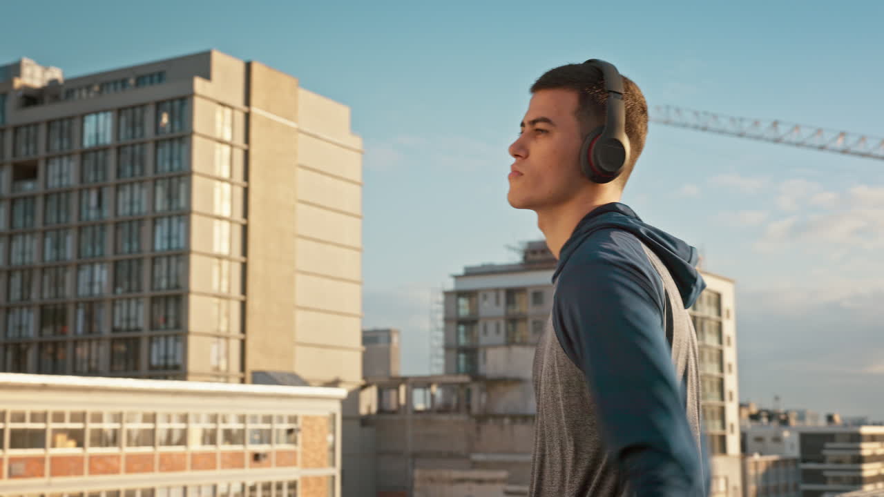 남자, 음악 헤드폰 또는 피트니스 스트레칭