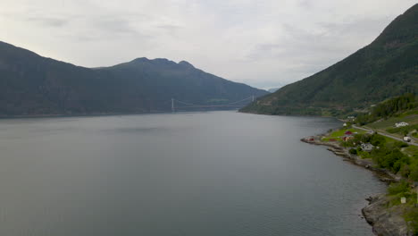 노르웨이의 하르단거피오르드 (hardangerfjord) 와 서스펜션 브릿지 위를 날아다니는 무인기 촬영