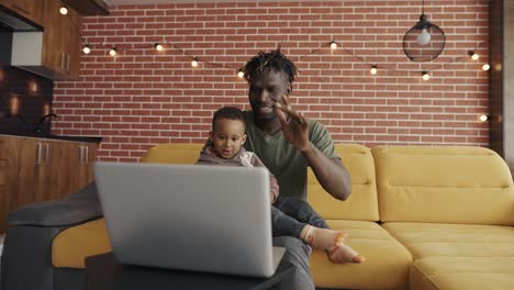 Retrato-Padre-Afroamericano-Y-Niño-En-Edad-Preescolar-Hablan-En-Video-De-Conversación,-Gesto-De-Saludo