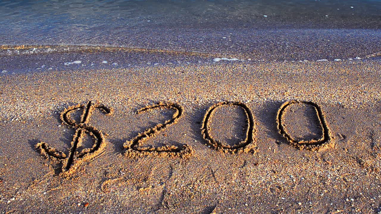 Iscrizione di 200 dollari. Riprese sulla spiaggia.