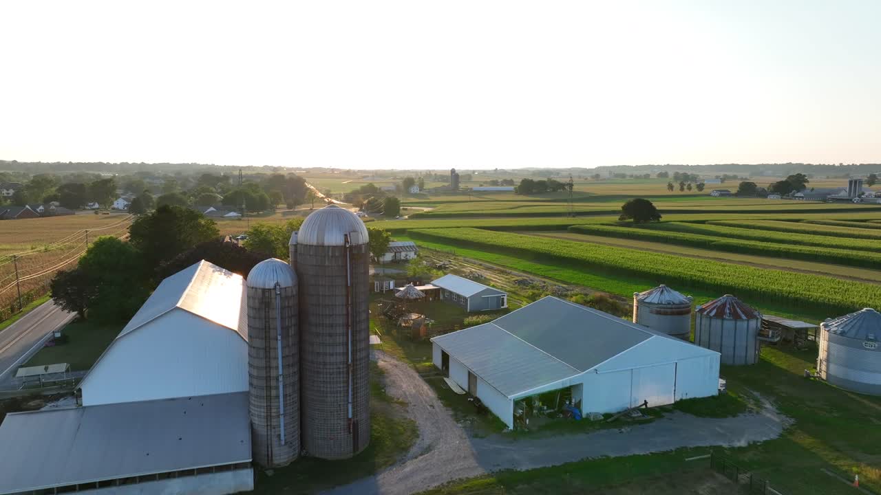 granja rural durante el atardecer de verano