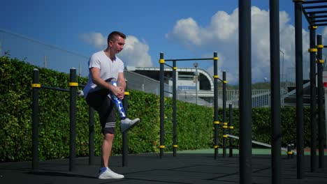 hombre con una pierna protésica haciendo ejercicio al aire libre