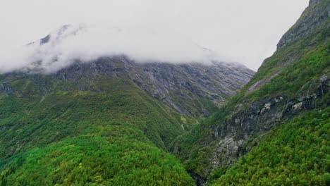 aérea a lo largo de los altos valles cubiertos de nubes cerca de hjelledalen, noruega