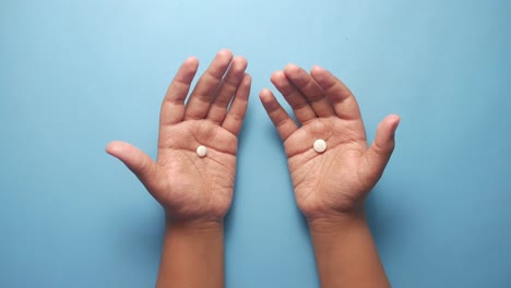 manos sosteniendo pastillas