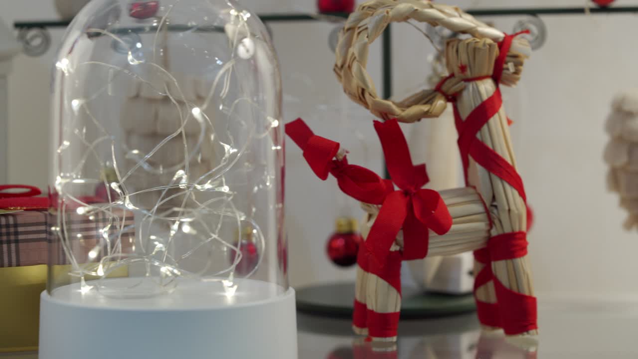 la cuenta atrás de la víspera de año nuevo hasta la medianoche. luces de navidad de fondo. árbol de navidad metálico entre regalos de navidad. feliz navidad. temporada festiva.