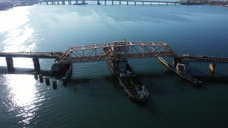 Un-Dron-Aéreo-Disparó-Sobre-La-Bahía-Cubierta-De-Hierba-En-Queens,-Ny