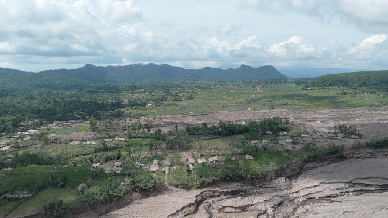 Pemandangan udara yang menunjukkan dampak kehancuran letusan gunung berapi dengan aliran lahar dingin besar yang menelan sebuah desa terpencil di Jawa