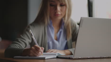 Asian-Businesswoman-analyzing-a-graphic-of-a-stock-exchange-chart.-Back-of-the-head-of-a-young-female-chinese-japan-japanese-korean-looking-at-a-stock-diagram-on-the-big-screen-of-the-laptop