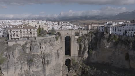 un avión revela el famoso "nuevo" puente en ronda, españa, de la época medieval.