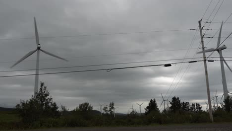 un suelo de turbinas eólicas que trabajan en simbiosis para llevar electricidad a las comunidades en gaspesie, quebec