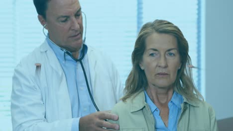 procesamiento de datos financieros contra un médico caucásico examinando a una paciente caucásica anciana