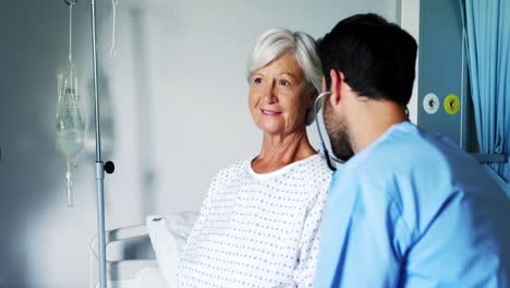 enfermera teniendo una conversación con una paciente anciana sonriente
